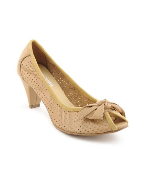 Enroute Women Beige Shoes